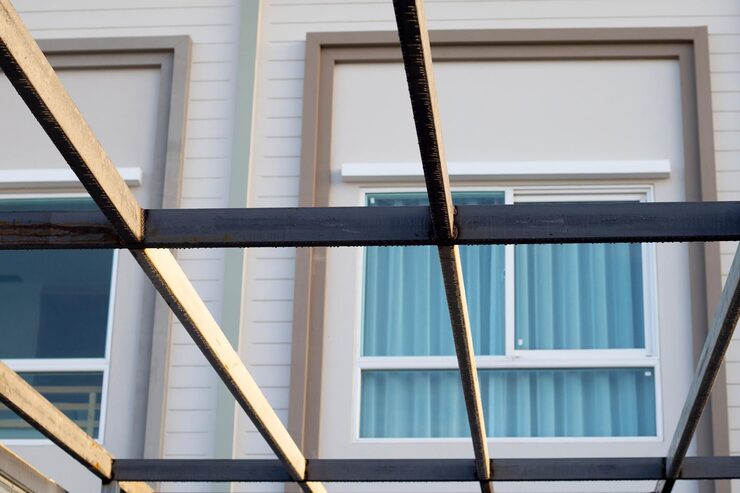 Închideri cu aluminiu vs. PVC – avantaje și diferențe